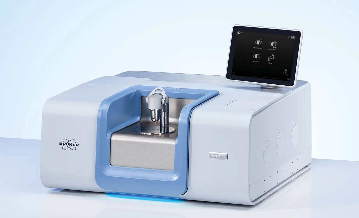 Modern Bruker INVENIO-S FTIR spectrometer